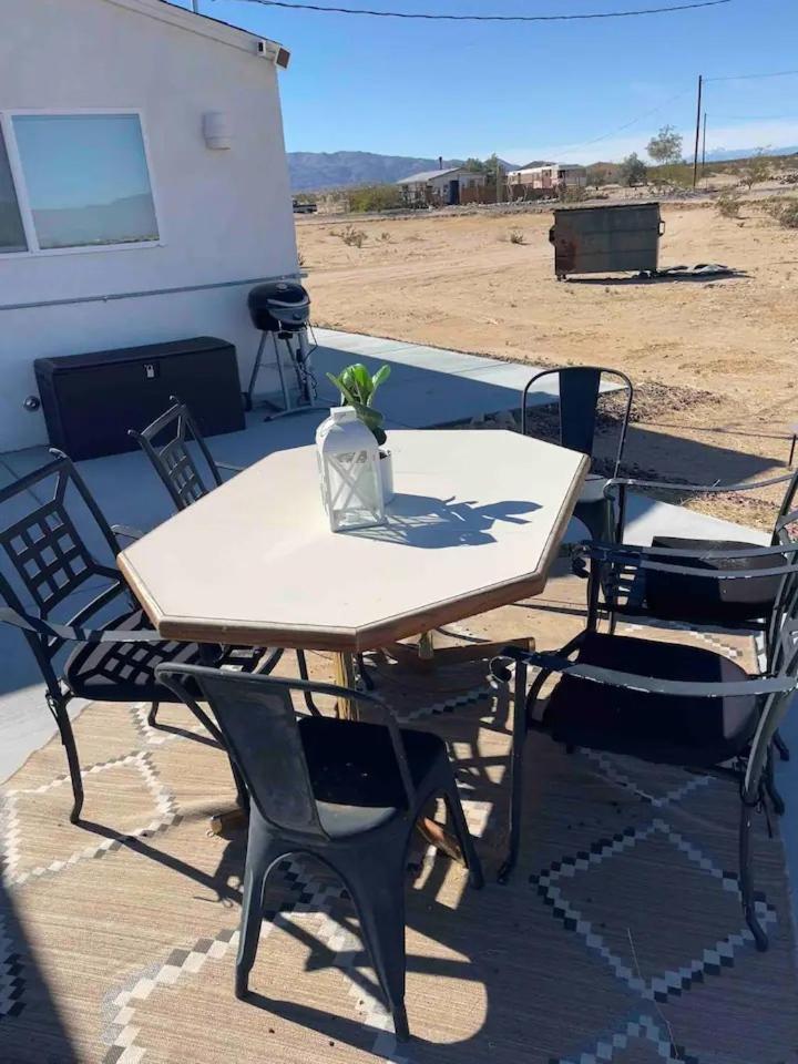 Serene Modern Home Backdoor With Great Wifi, Games, Movies, Patio Seating And Bbq Easy Access To North Joshua Tree National Park In 10 Minutes トウェンティナイン・パームズ エクステリア 写真