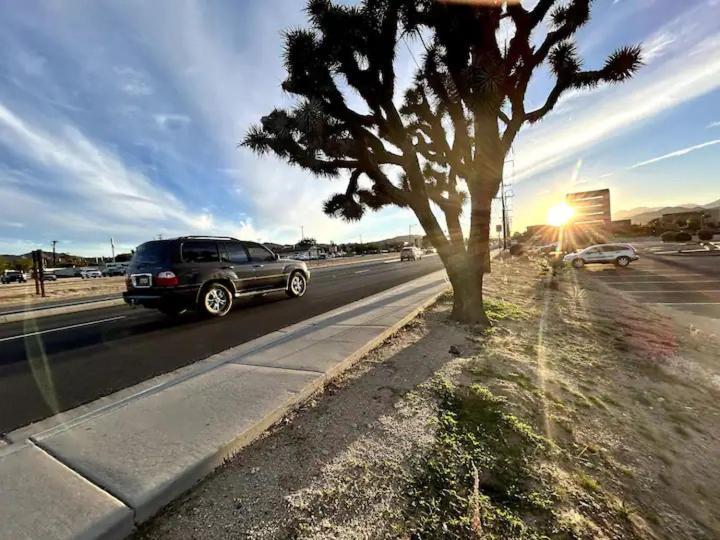 Serene Modern Home Backdoor With Great Wifi, Games, Movies, Patio Seating And Bbq Easy Access To North Joshua Tree National Park In 10 Minutes トウェンティナイン・パームズ エクステリア 写真