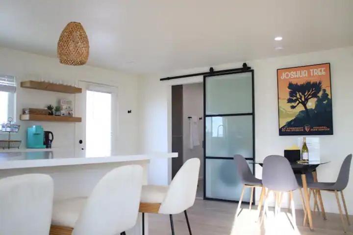 Serene Modern Home Backdoor With Great Wifi, Games, Movies, Patio Seating And Bbq Easy Access To North Joshua Tree National Park In 10 Minutes トウェンティナイン・パームズ エクステリア 写真