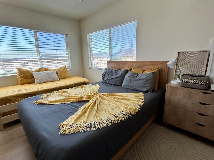 Serene Modern Home Backdoor With Great Wifi, Games, Movies, Patio Seating And Bbq Easy Access To North Joshua Tree National Park In 10 Minutes トウェンティナイン・パームズ エクステリア 写真