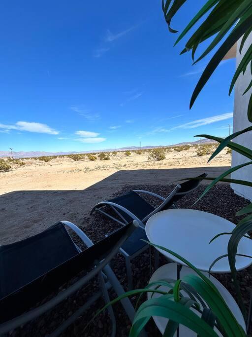Serene Modern Home Backdoor With Great Wifi, Games, Movies, Patio Seating And Bbq Easy Access To North Joshua Tree National Park In 10 Minutes トウェンティナイン・パームズ エクステリア 写真