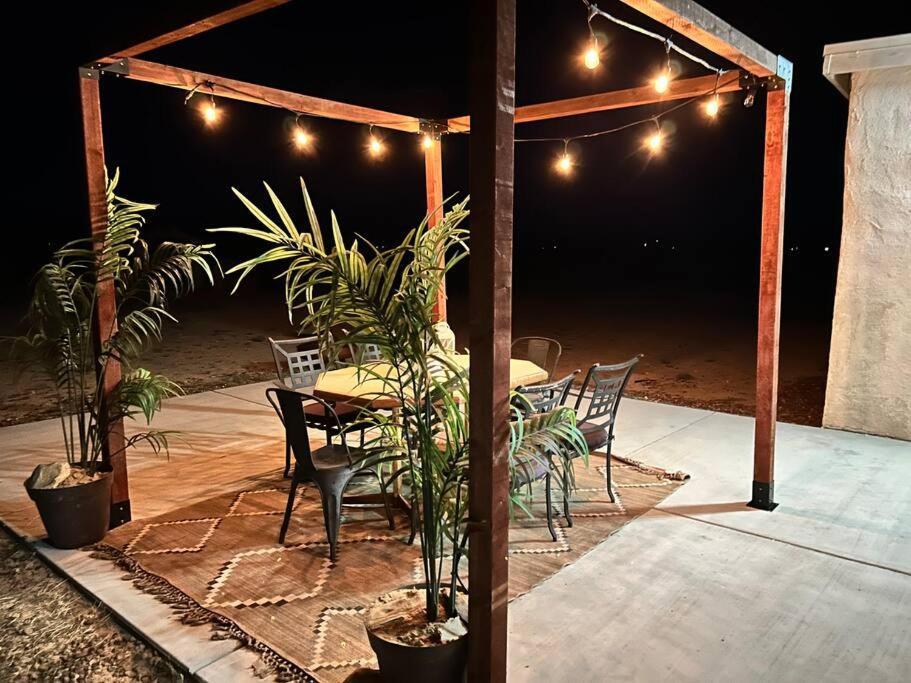 Serene Modern Home Backdoor With Great Wifi, Games, Movies, Patio Seating And Bbq Easy Access To North Joshua Tree National Park In 10 Minutes トウェンティナイン・パームズ エクステリア 写真